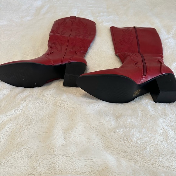 Dream Pairs Red Heeled Boots | Size 10 - Picture 4 of 8